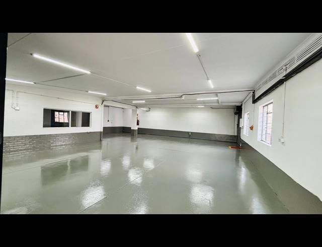 264M² WAREHOUSE TO LET IN FACTORIA